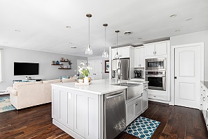 Elmhurst,,Il,,Usa,-,August,4,,2020:,A,Large,Luxurious
