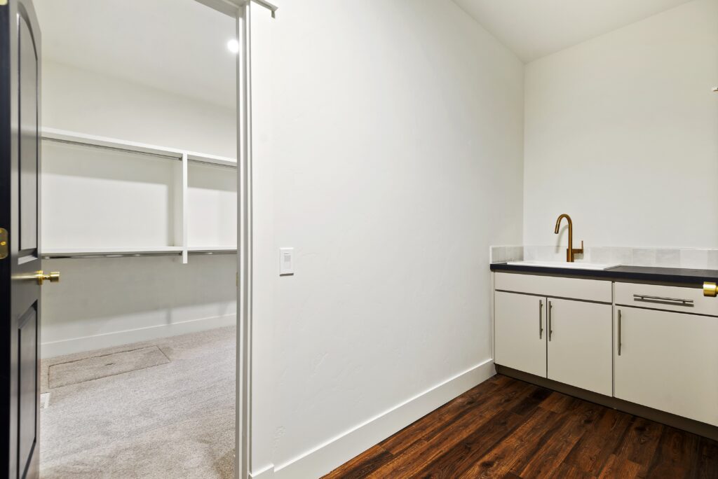 039_Laundry Area